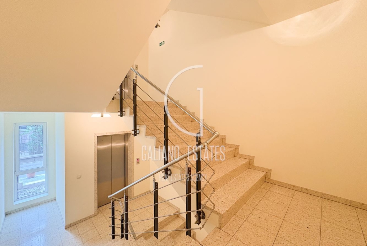 Просторен, светъл офис до метростанция Жулио Кюри - 0