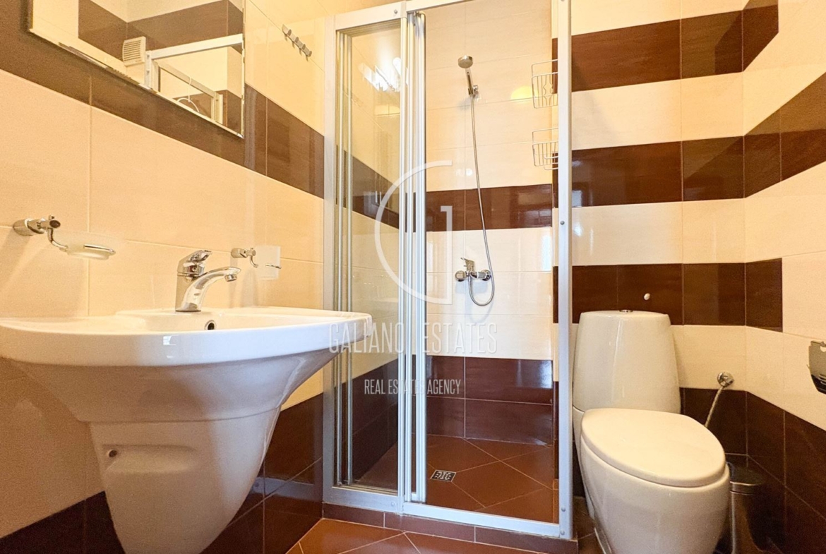 Просторен апартамент с прекрасна тераса в к-с Есте - 0