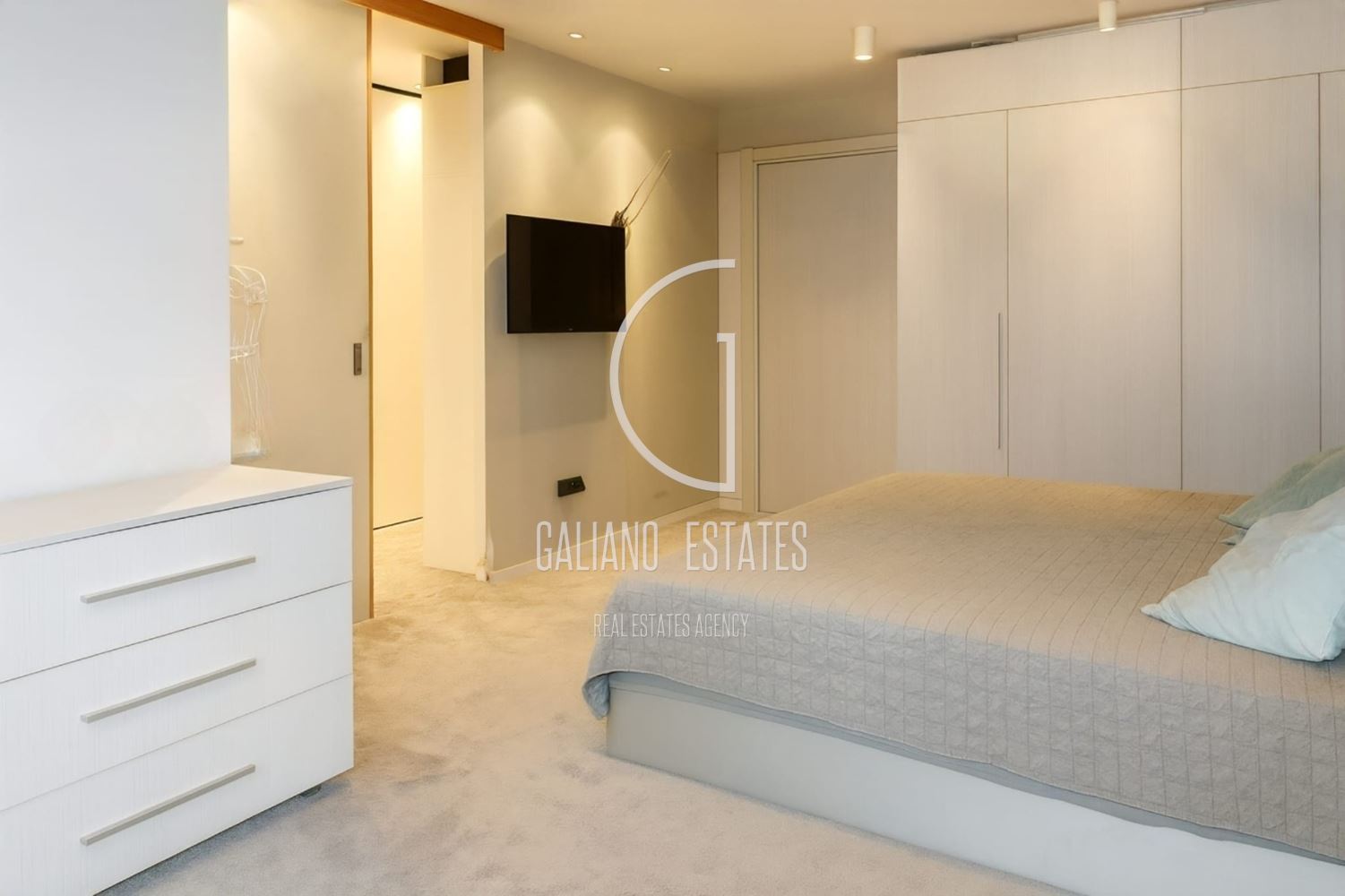 Просторен апартамент в кв.Стрелбище - 0