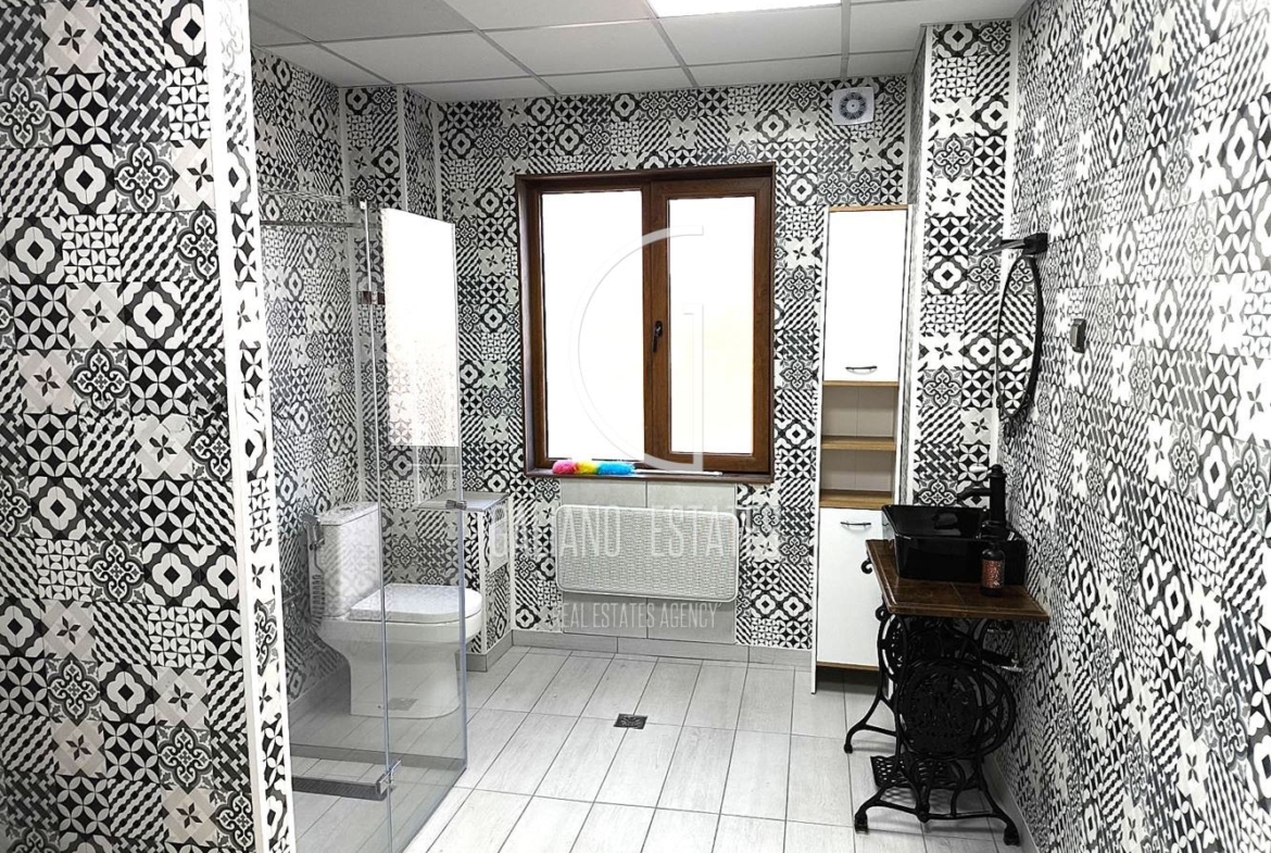 Модерна къща с просторен двор и паркоместа в Горубляне - 0