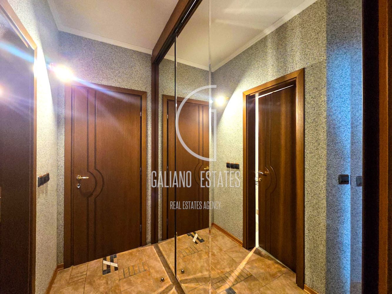 Просторен тристаен апартамент с гараж в кв. Витоша - 0