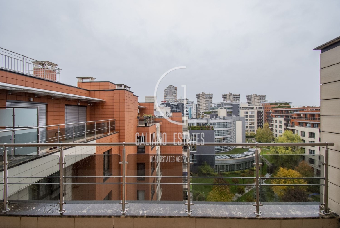 Прекрасен тристаен апартамент в престижен затворен комплекс - 0