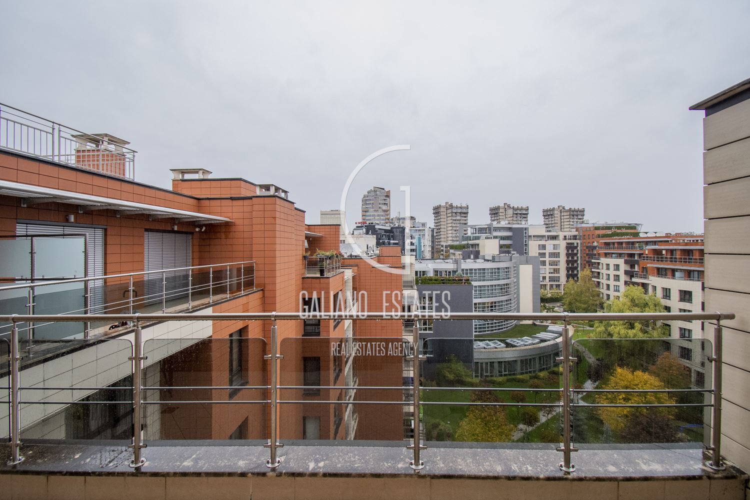 Прекрасен тристаен апартамент в престижен затворен комплекс - 0