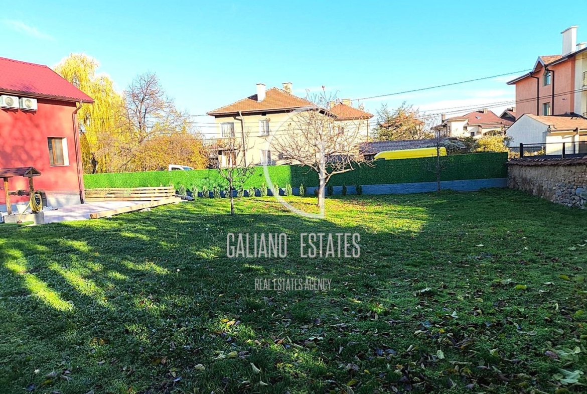 Модерна къща с просторен двор и паркоместа в Горубляне - 0