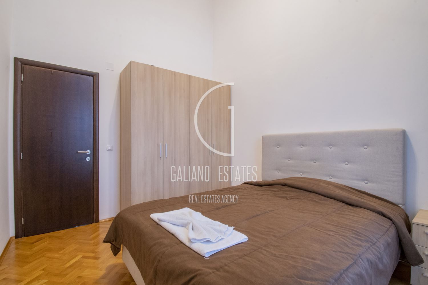 Прекрасен тристаен апартамент в престижен затворен комплекс - 0