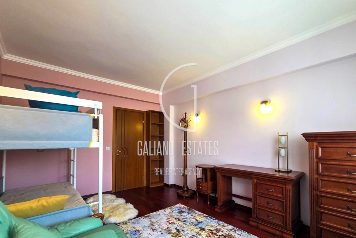 Просторен тристаен апартамент с гараж в кв. Витоша - 0