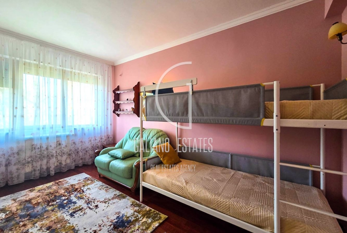 Просторен тристаен апартамент с гараж в кв. Витоша - 0