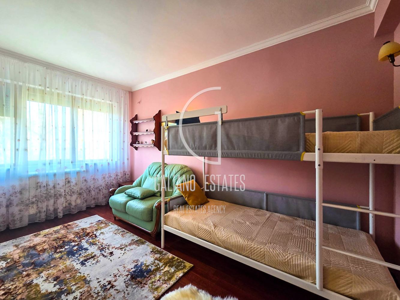 Просторен тристаен апартамент с гараж в кв. Витоша - 0