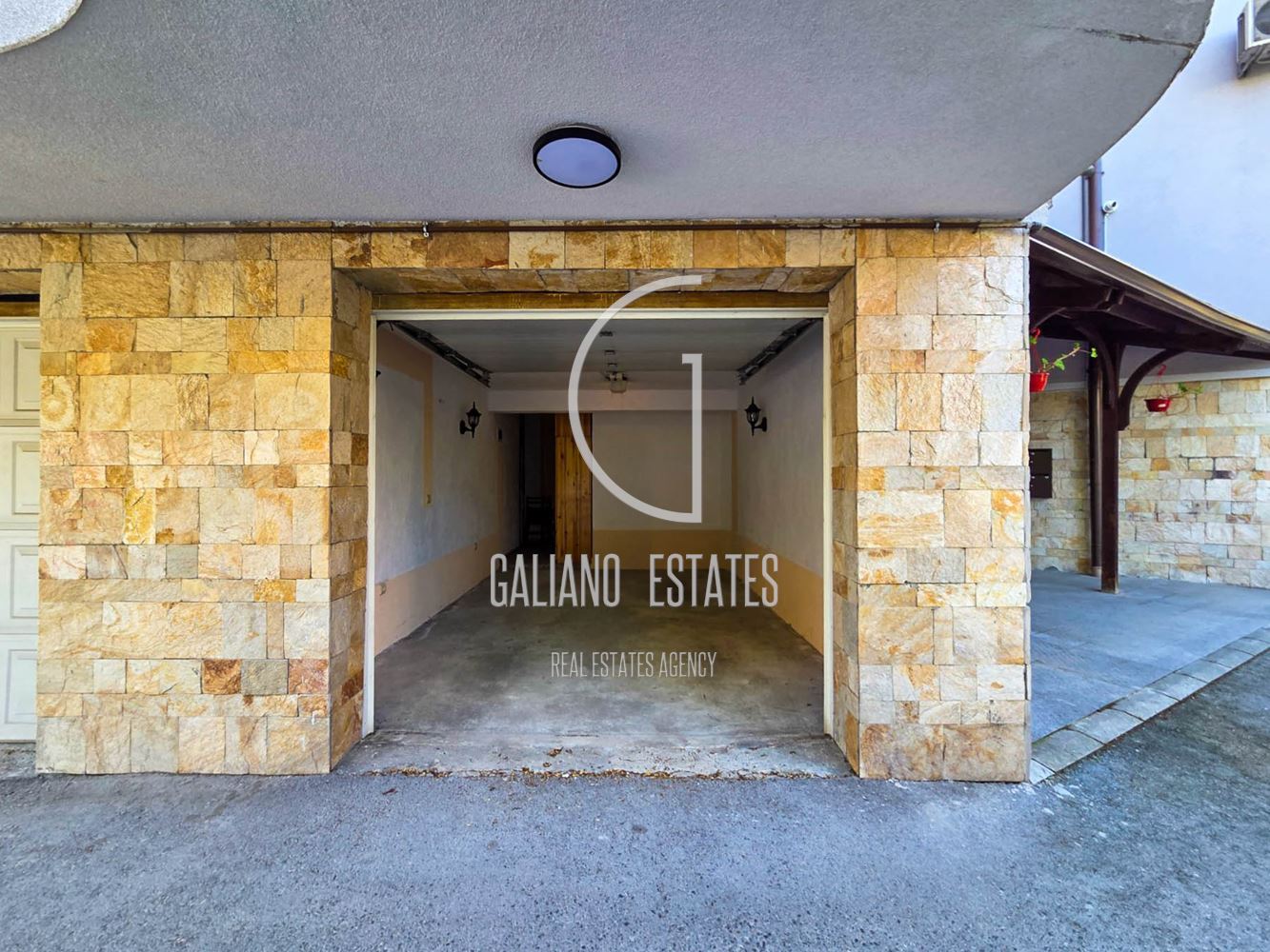 Просторен тристаен апартамент с гараж в кв. Витоша - 0